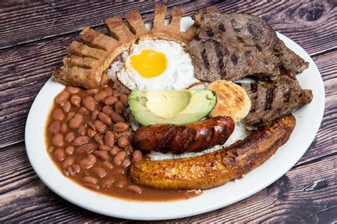   Bandeja Paisa: 體驗濃郁肉香與清爽酸辣的哥倫比亞盛宴！