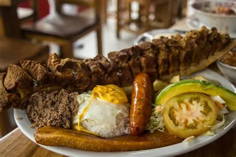    bandeja paisa 的熱情滋味：酸辣香濃，令人回味無窮